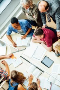 adultes se formant à l'orientation scolaire à Grenoble